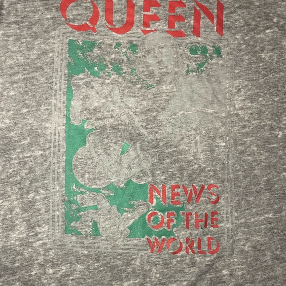 Queen News Of The World Gray T-Shirt with Red and Green Graphic - Picture 2 of 4